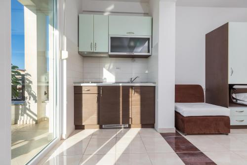 Studio with Balcony and Sea View image 6