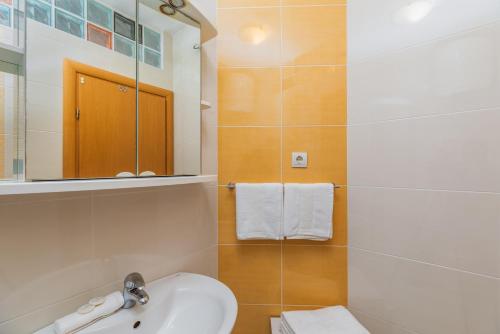Studio with Balcony and Sea View image 7