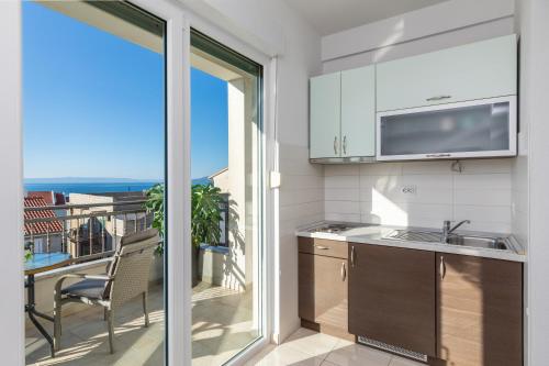 Studio with Balcony and Sea View image 5