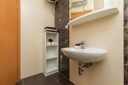 One-Bedroom Apartment with Balcony and Sea View image 7