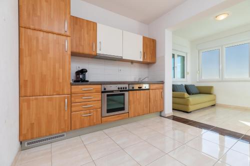 One-Bedroom Apartment with Balcony and Sea View image 5