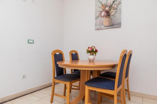 One-Bedroom Apartment with Balcony and Sea View image 3