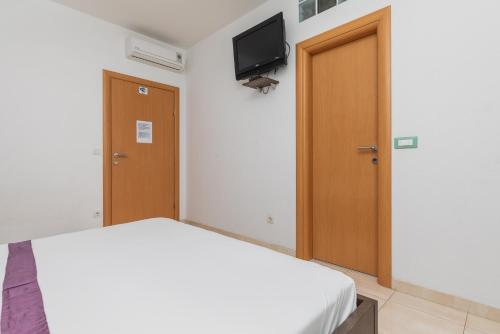 Studio with Balcony image 9