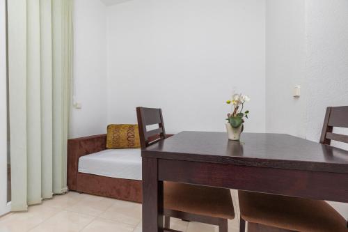 Studio with Balcony image 3
