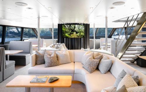 Milford Sound Overnight Cruise - Fiordland Discovery 2