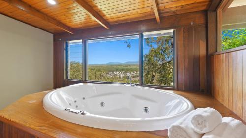 Bañera de hidromasaje, Rainforest Treehouse Sanctuary - with ocean views near The Australian Armour & Artillery Museum