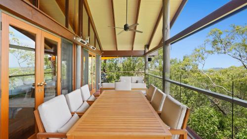 Terraza/balcón, Rainforest Treehouse Sanctuary - with ocean views near The Australian Armour & Artillery Museum