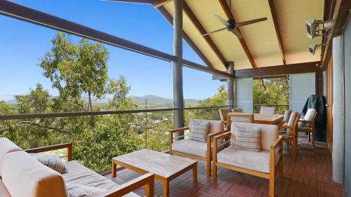Terraza/balcón, Rainforest Treehouse Sanctuary - with ocean views near The Australian Armour & Artillery Museum