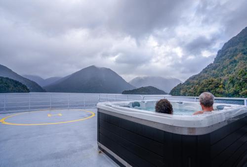 Milford Sound Overnight Cruise - Fiordland Discovery 4