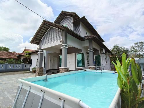 สระว่ายน้ำ, Awang's Villa Homestay in กัวลาตรังกานู