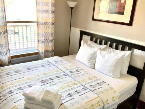 The House Hotels- Thoreau Upper - Lakewood - 10 Minutes to Downtown Attractions