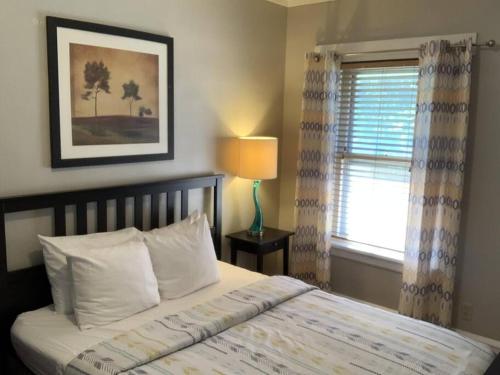 The House Hotels- Thoreau Upper - Lakewood - 10 Minutes to Downtown Attractions