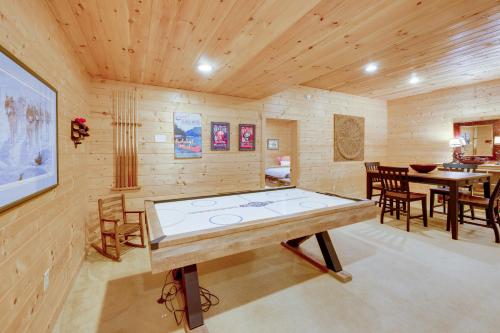 Luxury Cabin with Deck Less Than 5 Miles to Sapphire Valley! in Sapphire, USA