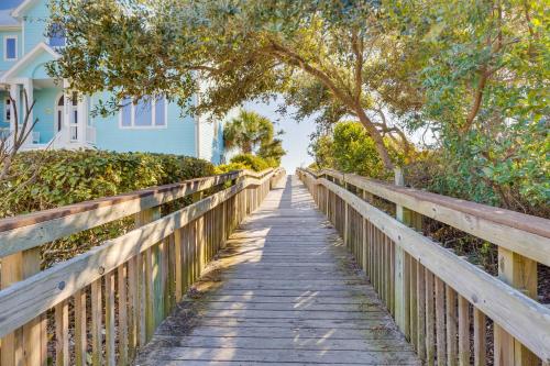 Lovely Emerald Isle Home, Walk to Beach!