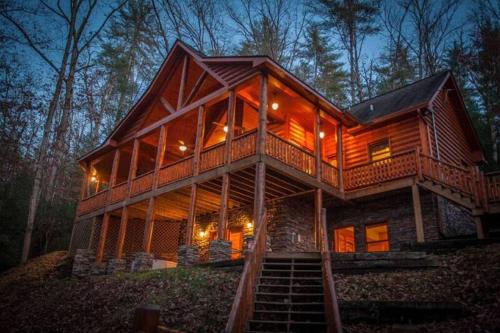 Dog Friendly! Creekside Retreat! Waterfront! in Ellijay, USA