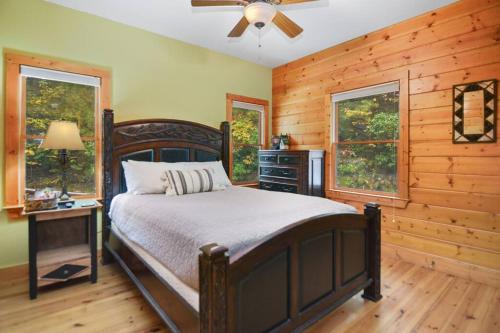 Dog Friendly! Creekside Retreat! Waterfront! in Ellijay, USA