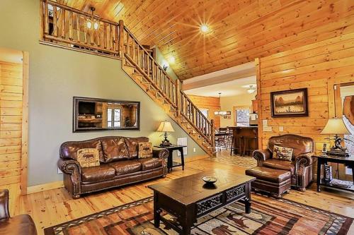 Dog Friendly! Creekside Retreat! Waterfront! in Ellijay, USA