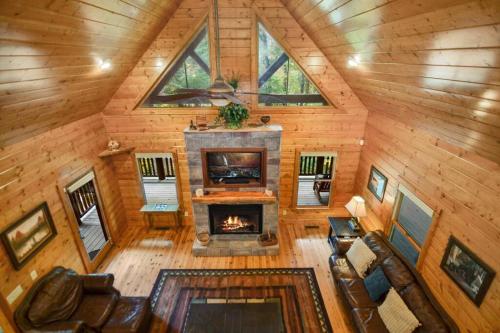 Dog Friendly! Creekside Retreat! Waterfront! in Ellijay, USA