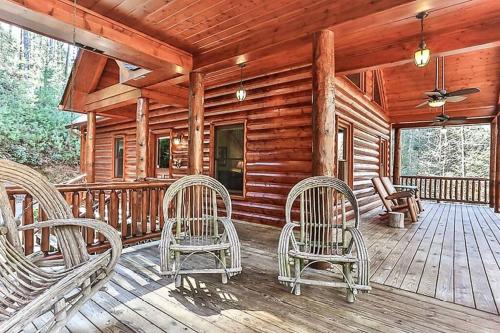 Dog Friendly! Creekside Retreat! Waterfront! in Ellijay, USA