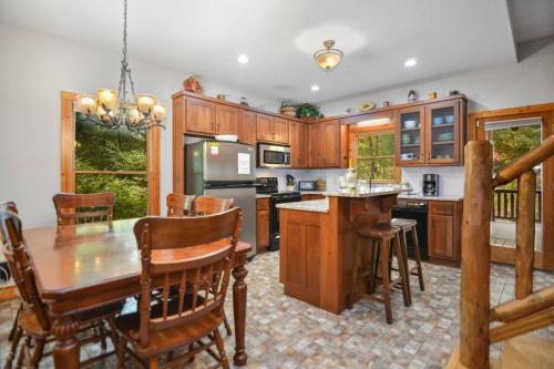 Dog Friendly! Creekside Retreat! Waterfront! in Ellijay, USA