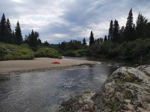 Refuge Rustic bordé par rivière et la nature