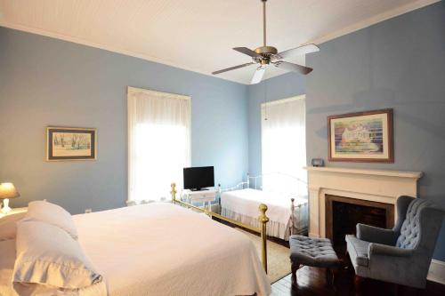 1 king bed, 2 twin beds