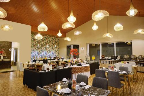 Restaurant, Front One Hotel Sragen in Sragen