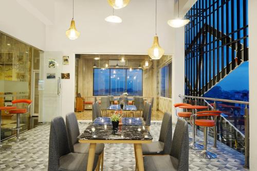 Bar/lounge, Front One Hotel Sragen in Sragen
