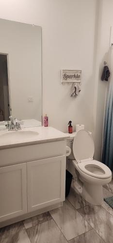 Cozy, Quiet Shared Room & Home in Watkins, USA