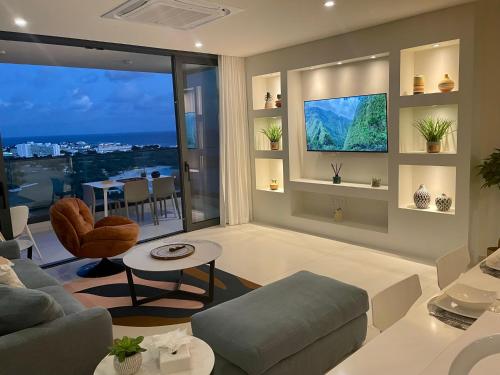Gorgeous 2 bedroom, 17th floor, with breathtaking view, Fourteen at Mullet Bay