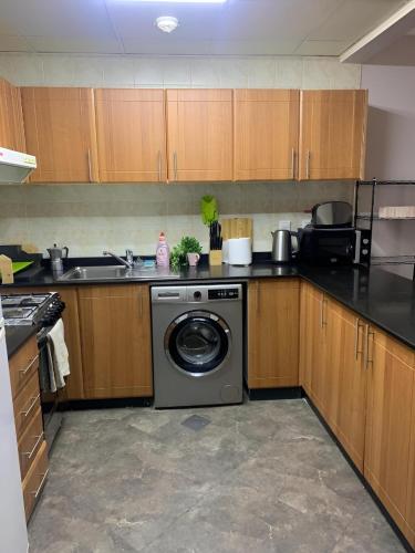 Huge Entire apartment for Couples ,families & Groups -up to 5 Guests- with free pool, steam & Sauna ,JVC,Dubai, Dubaï (photo 2)