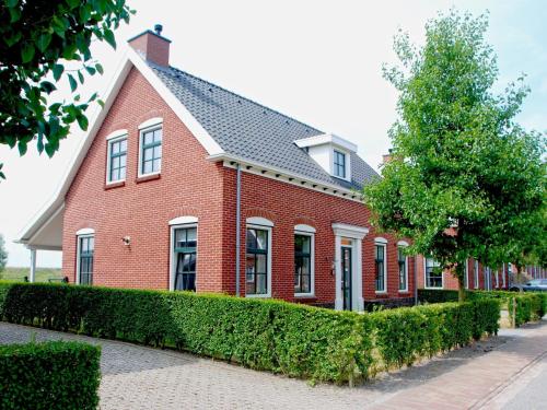  Holiday home in traditional style of Zeeland province with sauna and Sunshower, Pension in Colijnsplaat