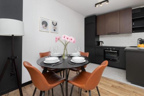 Cozinha, Modern Apartment with Balcony and Parking in Gdańsk by Noclegi Renters (Modern Apartment with Balcony and Parking in Gdansk by Noclegi Renters) in Ujescisko