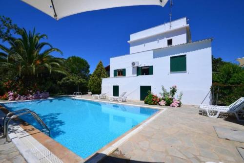 Secret Garden Villa-3BD, Pool & BBQ in Chalikounas