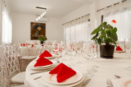 Deluxe Suite image 2
