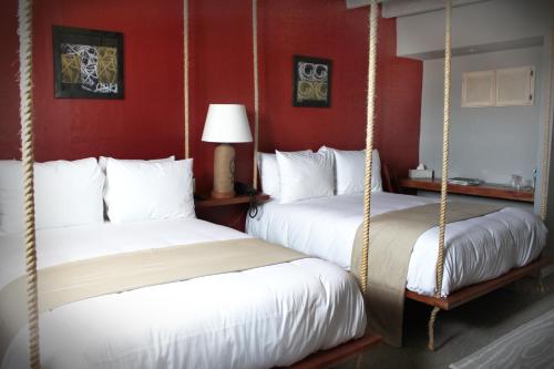 2 queen beds