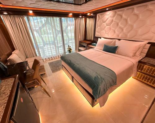 Overnight Super Yacht - Orchid - image 11