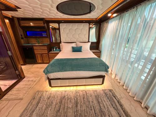 Overnight Super Yacht - Orchid - image 6
