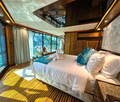 Overnight Super Yacht - Orchid - image 7