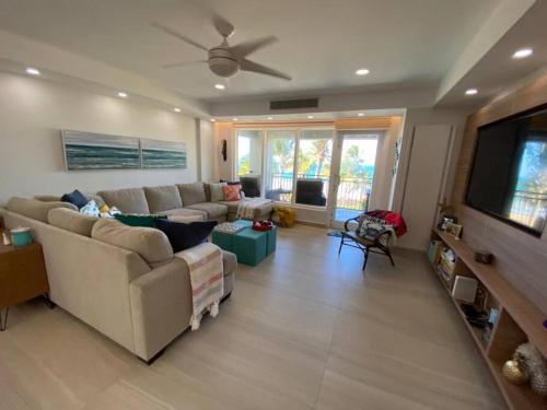 kawasan lounge/TV kongsi, Luxury Beachfront 2 Bedroom at Wyndham Rio Mar, PR in Rio Grande