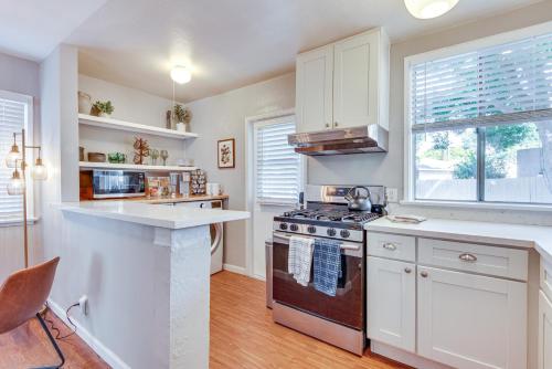 Centrally Located Burbank Duplex Near Hollywood! in Burbank, USA