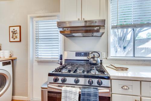 Centrally Located Burbank Duplex Near Hollywood! in Burbank, USA