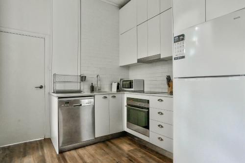 Kitchen, Spacious 3 Bedroom House City Centre Millers Point 2 E-Bikes Included in The Rocks