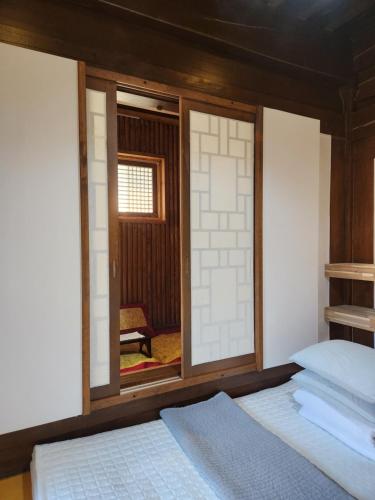 Budget Double Room image 7