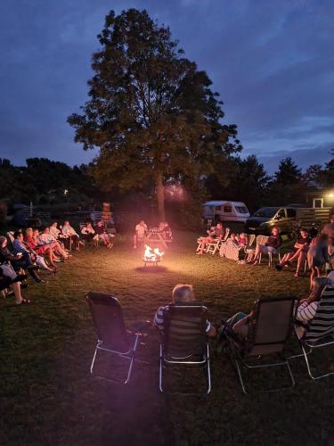 Camping De Tulpenweide lege Kampeerplaats, lege plaats op het gras zonder bed – Breezand, PA