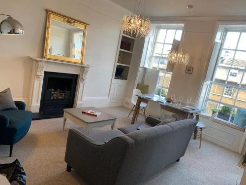 Bijoux Central Bath Period Apartment and Parking - Pass the Keys, Bath