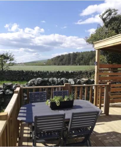 Beautiful couples retreat with hot tub, central heating and views- The Bee Hive by Get Better Getaways