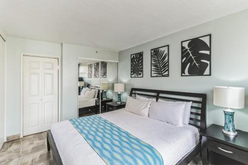 Deluxe Ocean View Condo on 31st Floor - Free Parking & Wifi! condo in Honolulu, USA