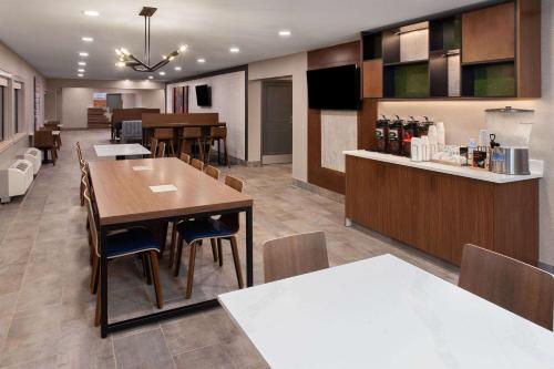 La Quinta Inn by Wyndham Wausau - image 9