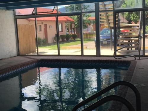 Garden of the Gods Motel - image 10